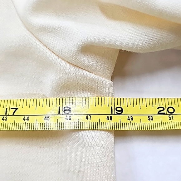 Vtg 80's cream color knit, longsleeve dress. Keyhole neck, pleat front, belted - Picture 10 of 13